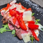 Tagliata di scottona rucola,scaglie e pomodorino